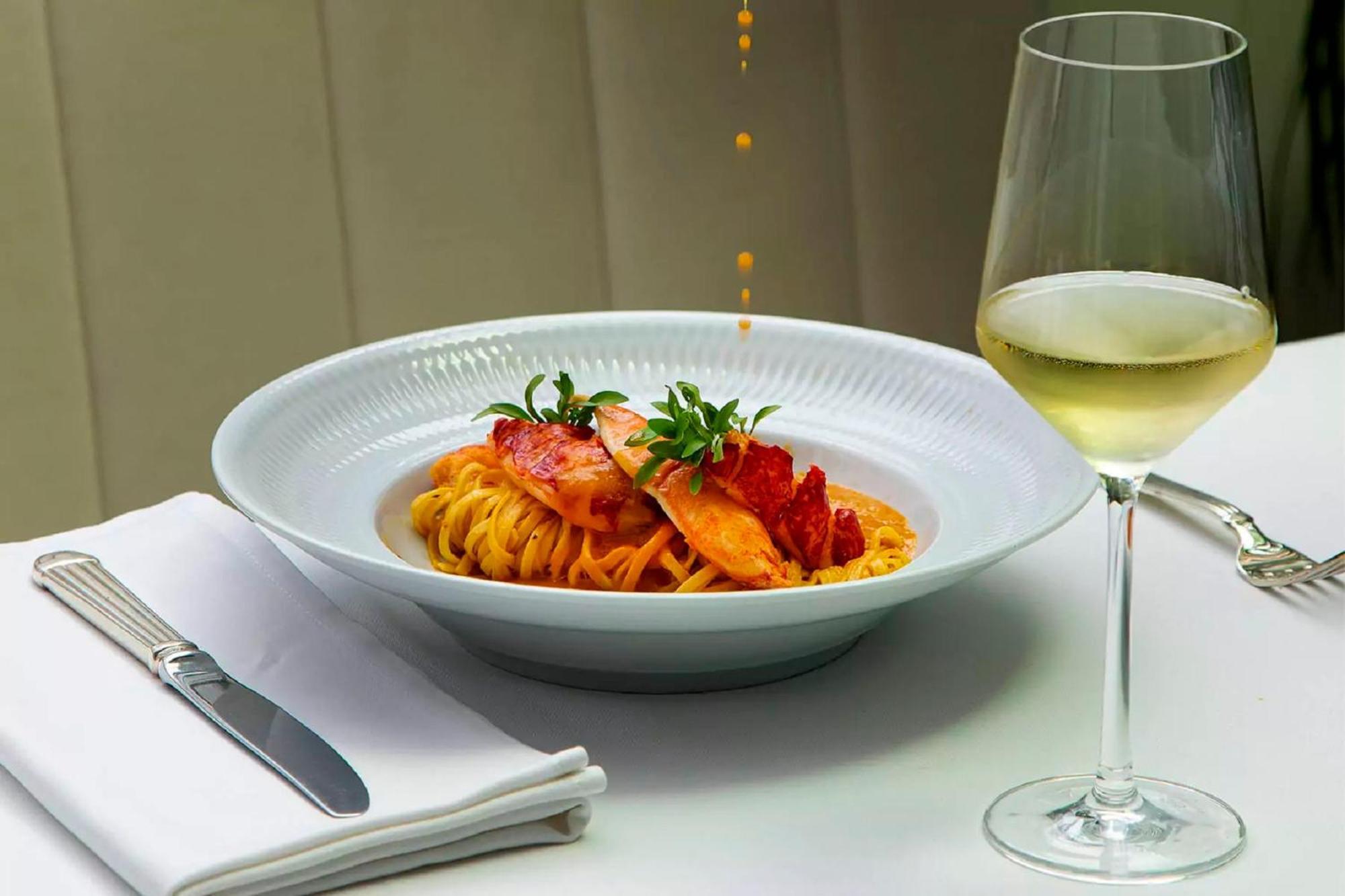 Grande Real Villa Italia Hotel & Spa Cascais Buitenkant foto A glass of white wine with a pasta dish