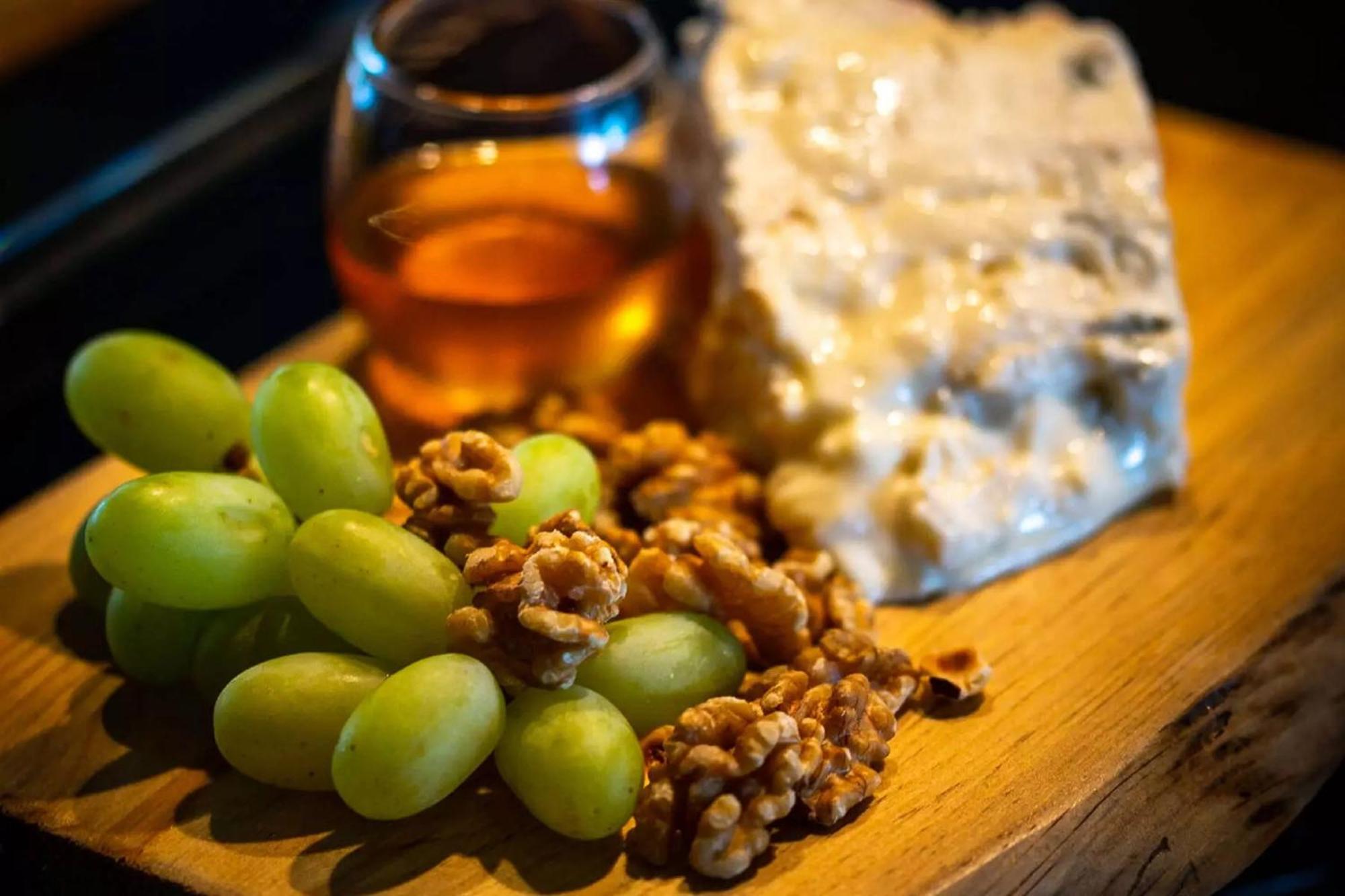 Grande Real Villa Italia Hotel & Spa Cascais Buitenkant foto Gorgonzola with grapes and walnuts