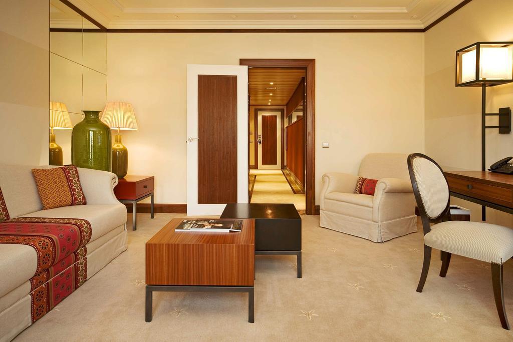 Grande Real Villa Italia Hotel & Spa Cascais Buitenkant foto A suite at the Taj Mahal Palace, Mumbai